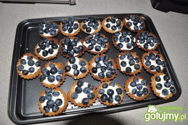 babeczki z bitą śmietaną i borówkami babeczki z bitą śmietaną i borówkami
