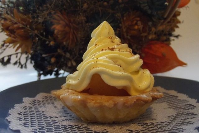 Babeczki z bitą śmietaną i jabłkami