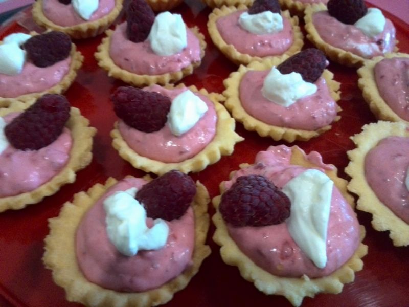 Babeczki z bitą śmietaną i malinami