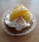 Babeczki z bitą śmietaną i owocami Babeczki z bitą śmietaną i owocami