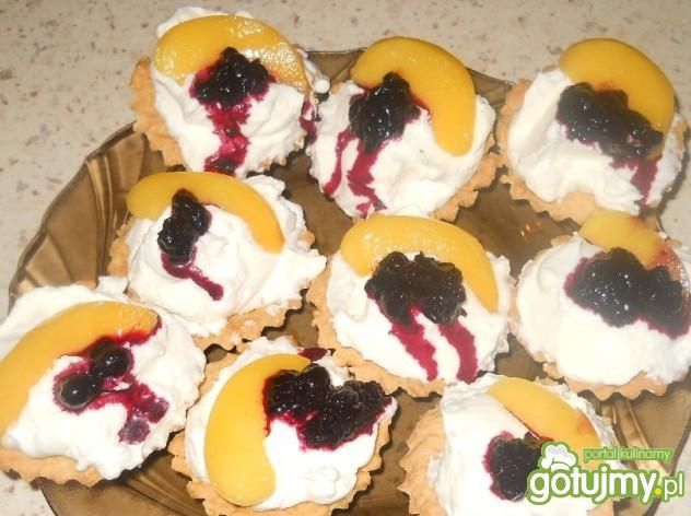 Babeczki z bitą śmietaną i owocami
