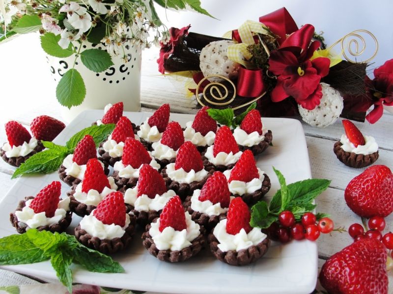 Babeczki z bitą śmietaną i truskawkami