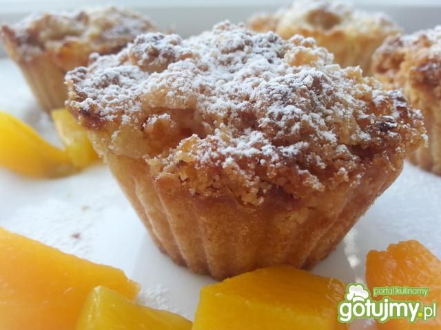 Babeczki z brzoskwiniami i kruszonką Babeczki z brzoskwiniami i kruszonką