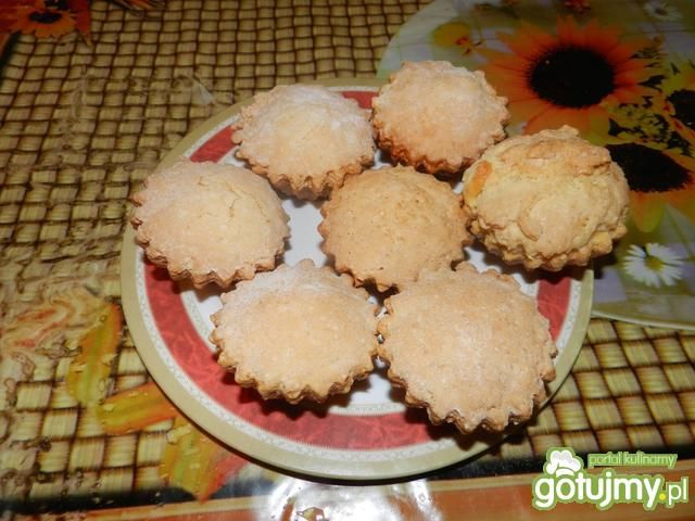 Babeczki z budyniem lub jabłkiem.