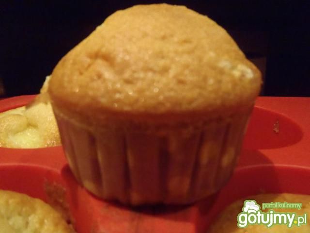 Babeczki z budyniem śmietankowym