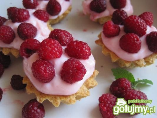 Babeczki z budyniowym kremem i malinami Babeczki z budyniowym kremem i malinami