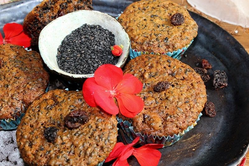 Babeczki z czarn. sezam., cukrem kokos. i rodzynk.