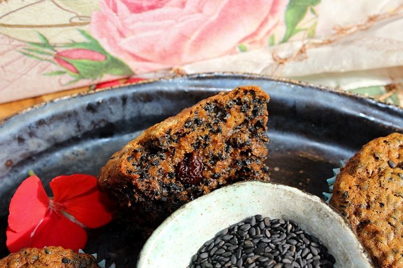 Babeczki z czarn. sezam., cukrem kokos. i rodzynk.