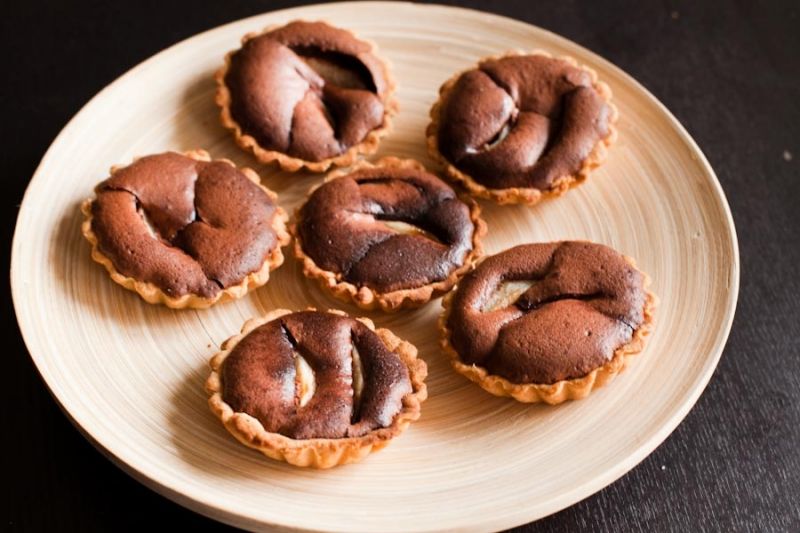 Babeczki z gruszkami w musie czekoladowym