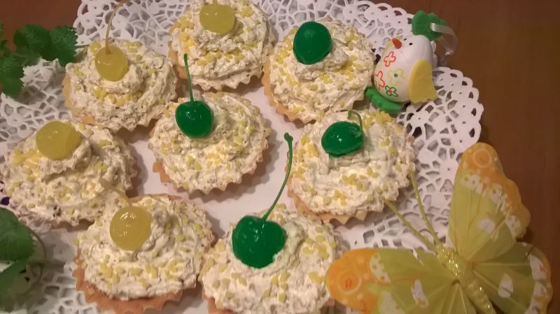 Babeczki z kajmakiem i masą orzechową