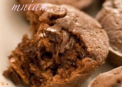 Babeczki z kawałkami czekolady.