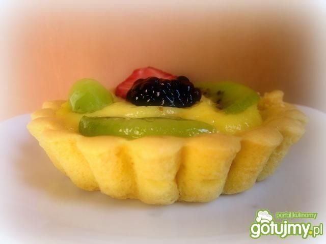 Babeczki z kremem budyniowym i owocami Babeczki z kremem budyniowym i owocami
