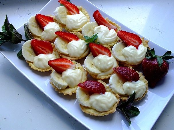 Babeczki z kremem budyniowym i owocami