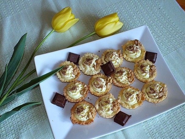Babeczki z kremem budyniowym orzechami i czekoladą