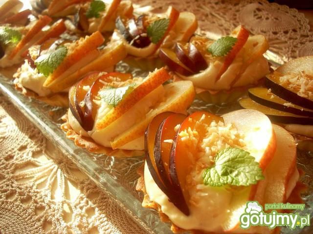 Babeczki z kremem chałwowym i owocami 