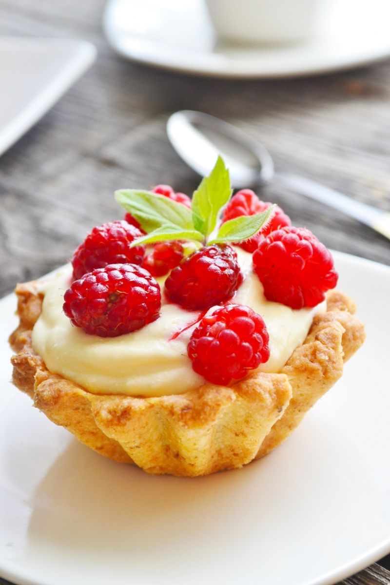 Babeczki z kremem i malinami