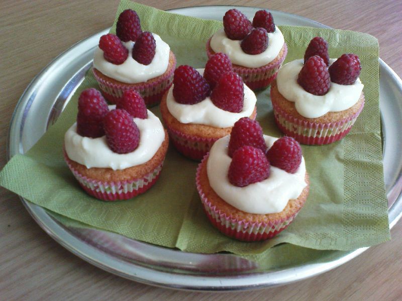 Babeczki z kremem i malinami