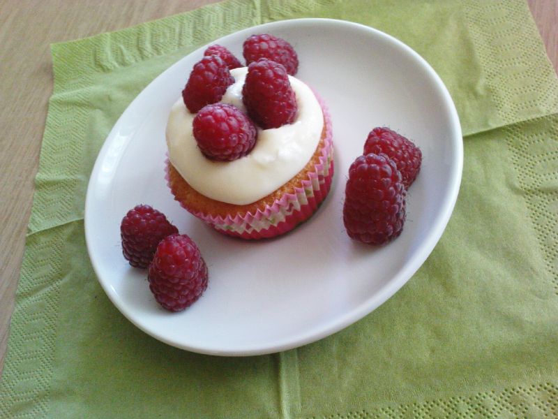 Babeczki z kremem i malinami