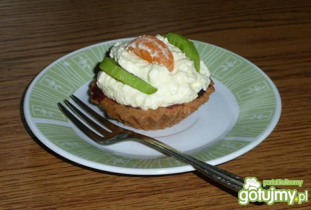 Babeczki z kremem i owocami  Babeczki z kremem i owocami