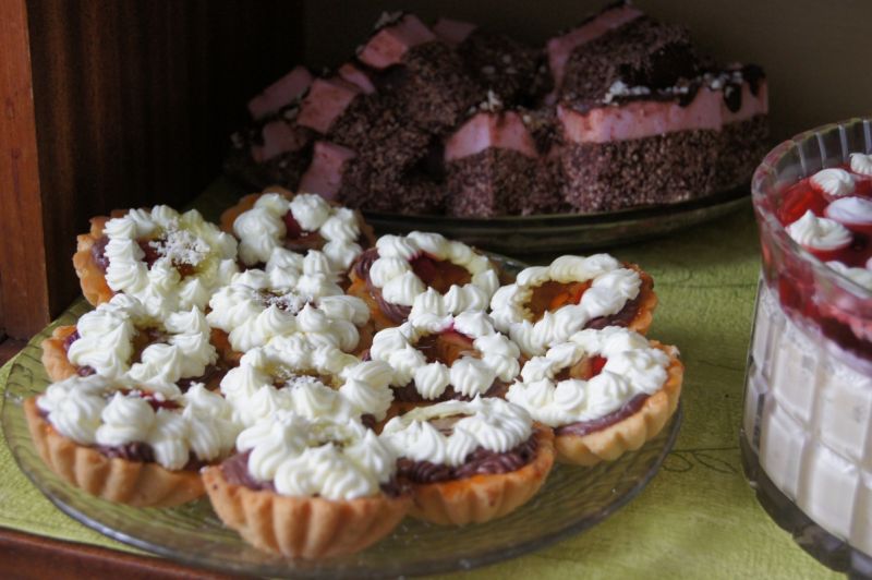 Babeczki z kremem kakaowym, cytrynowym z galaretką