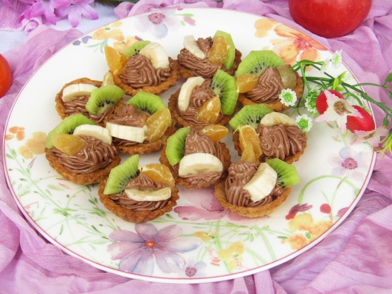 Babeczki z kremem kakaowym i owocami