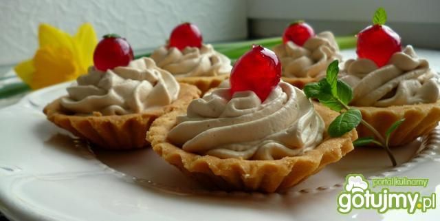 Babeczki z kremem kawowym i wisniami Babeczki z kremem kawowym i wisniami