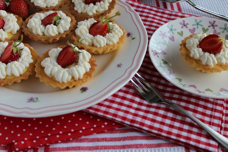 Babeczki z kremem pomarańczowym i truskawkami