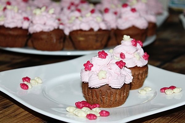 Babeczki z kremem śmietanowo malinowym  Babeczki z kremem śmietanowo malinowym