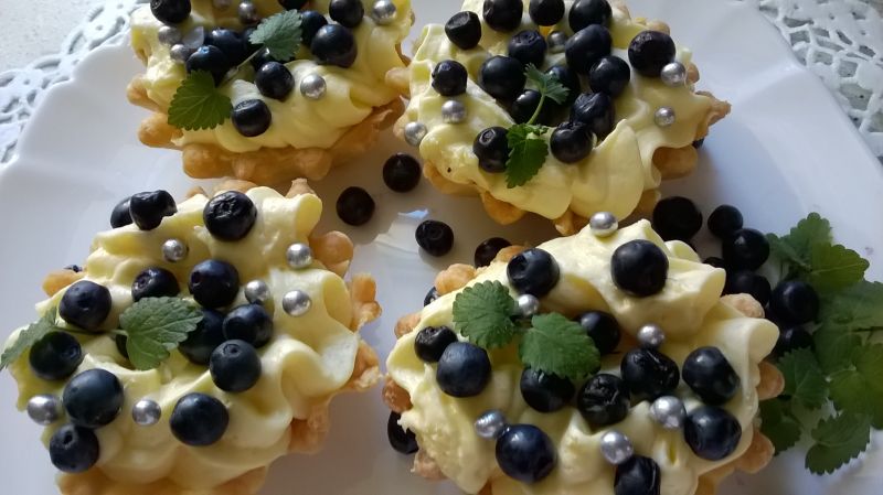 babeczki z kremem waniliowym i borówkami babeczki z kremem waniliowym i borówkami