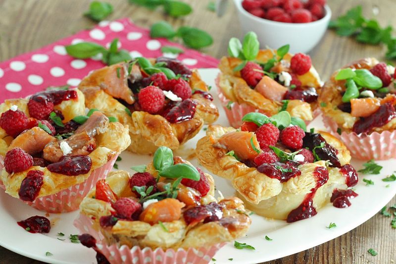 Babeczki z łososiem i sosem malinowym Babeczki z łososiem i sosem malinowym