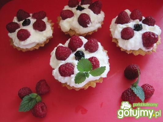 Babeczki z malinami i bitą śmietaną Babeczki z malinami i bitą śmietaną