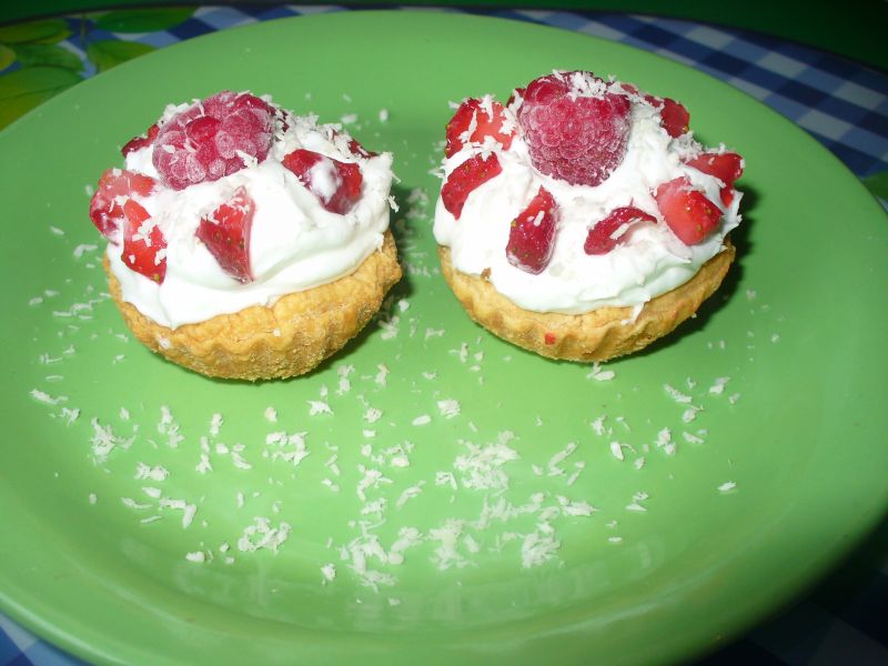 Babeczki  z malinami i z bitą śmietaną