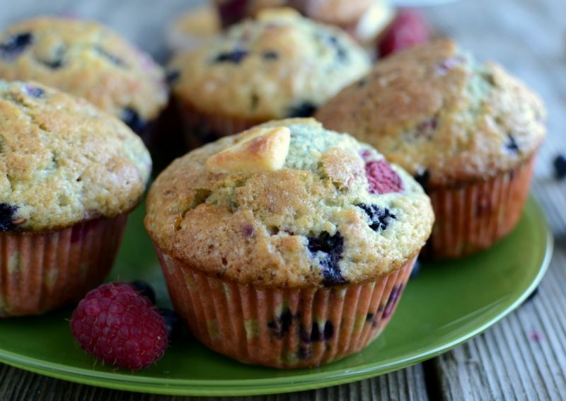 Babeczki z malinami, jagodami i białą czekoladą Babeczki z malinami, jagodami i białą czekoladą