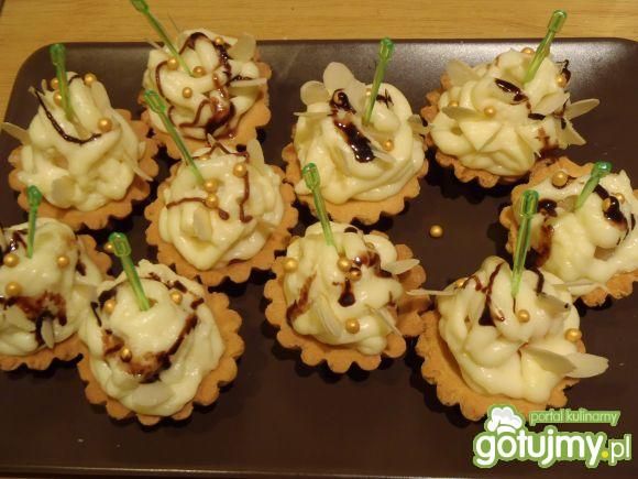 Babeczki z masą budyniową i owocami Babeczki z masą budyniową i owocami