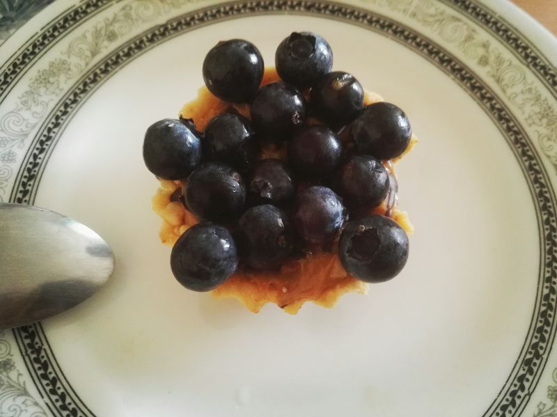 Babeczki z masą kajmakową, orzechami i borówkami