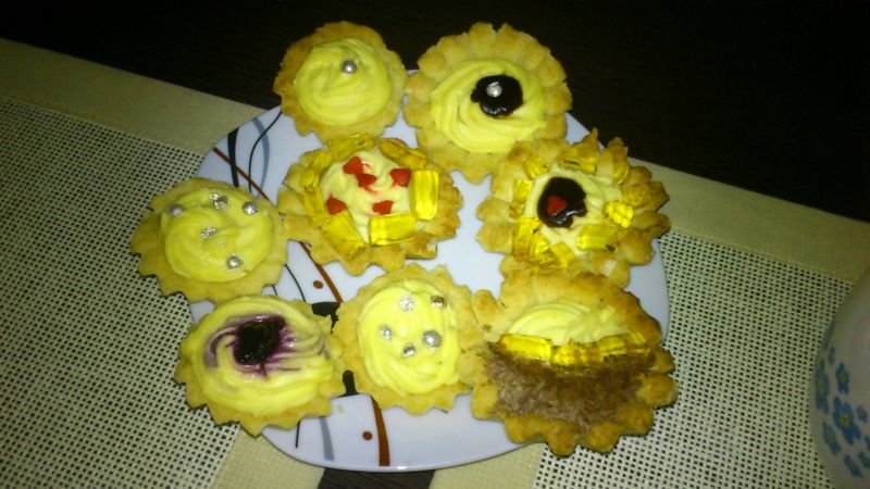 Babeczki z masą karpatkowo - ajerkoniakową  Babeczki z masą karpatkowo - ajerkoniakową