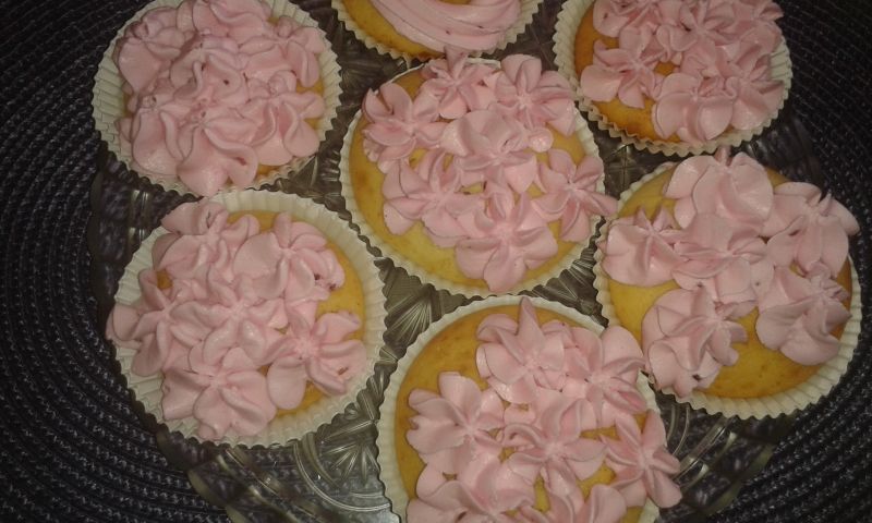 Babeczki z masą śmietanowo - truskawkową Babeczki z masą śmietanowo - truskawkową