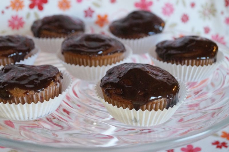 Babeczki z miodem i świeżą żurawiną