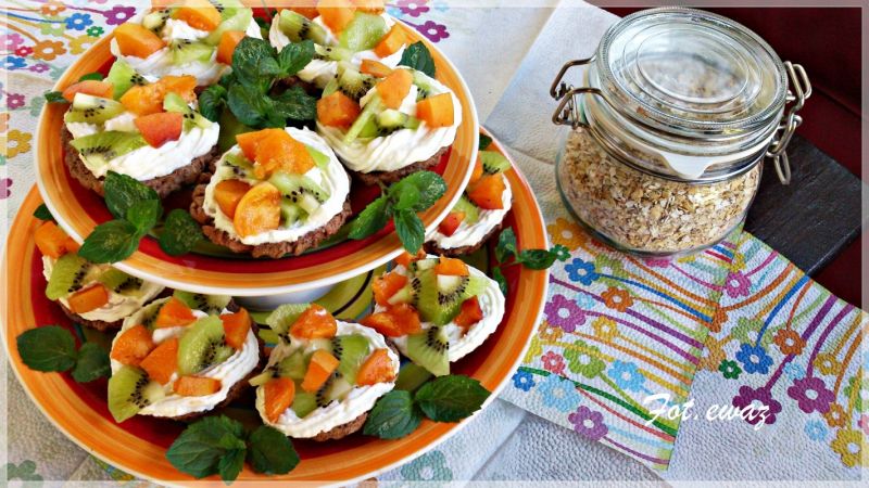 Babeczki z morelą i kiwi na śmietanowym kremie