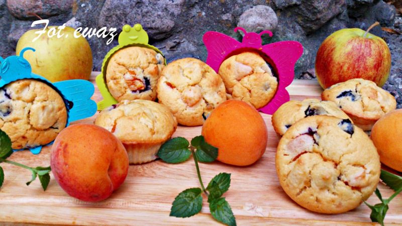 Babeczki z morelą, jabłkiem i borówką 