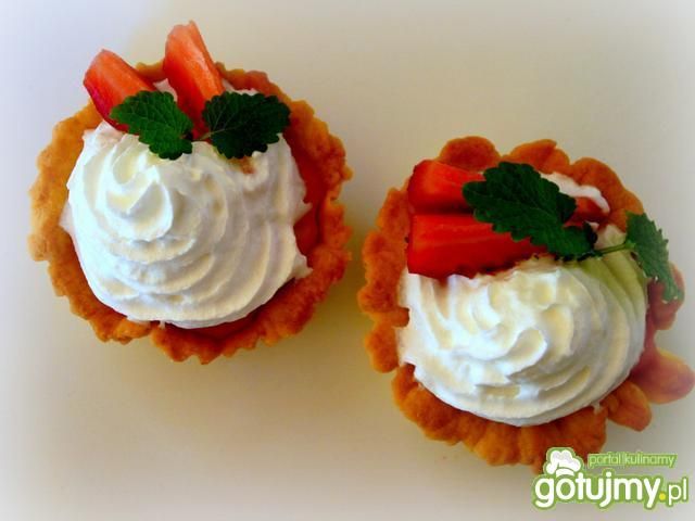 Babeczki z musem truskawkowym i śmietaną