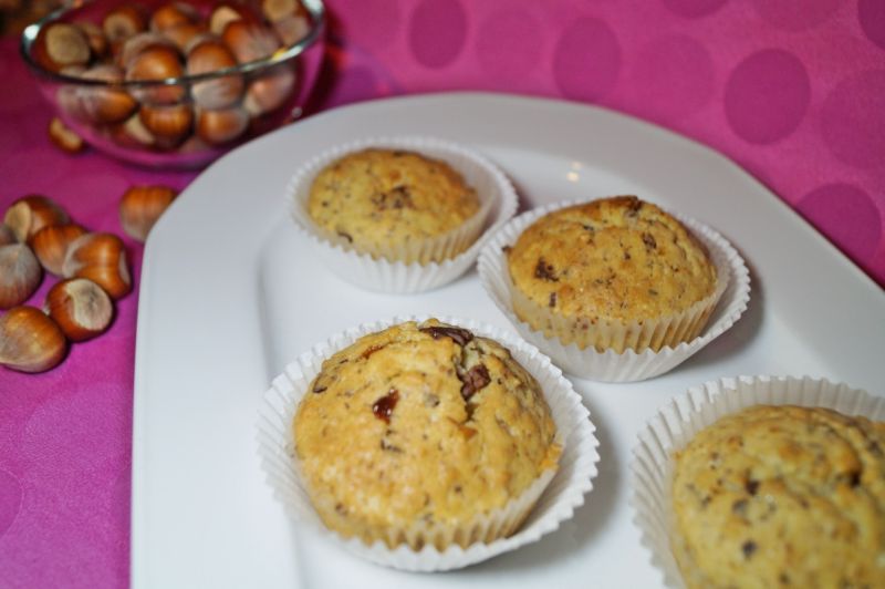 Babeczki z orzechami laskowymi i czekoladą Babeczki z orzechami laskowymi i czekoladą