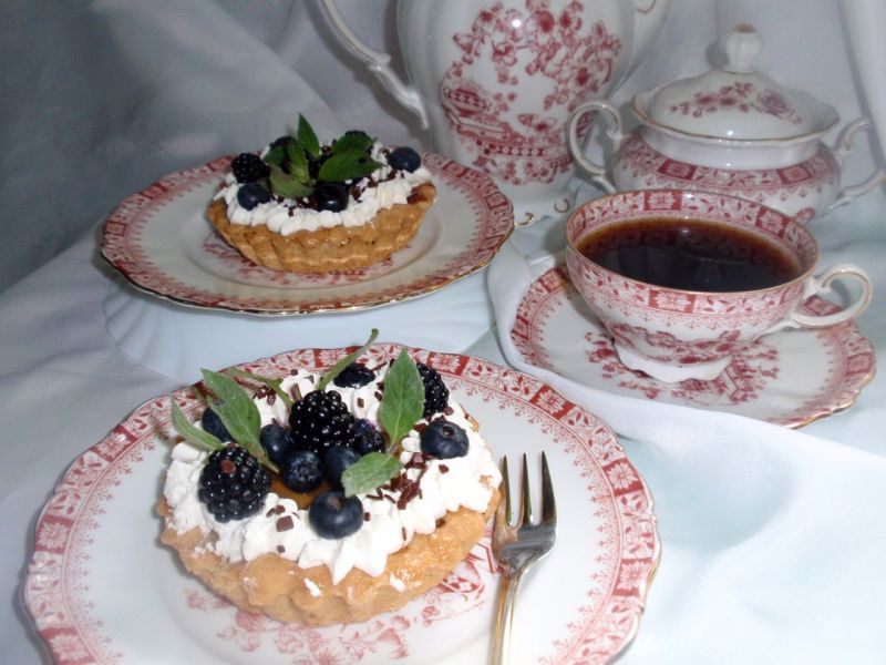 Babeczki z owocami leśnymi galaretką i śmietaną  Babeczki z owocami leśnymi galaretką i śmietaną