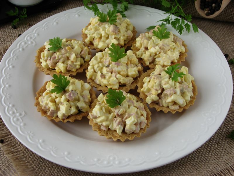 Babeczki z pastą jajeczną i szynką Babeczki z pastą jajeczną i szynką