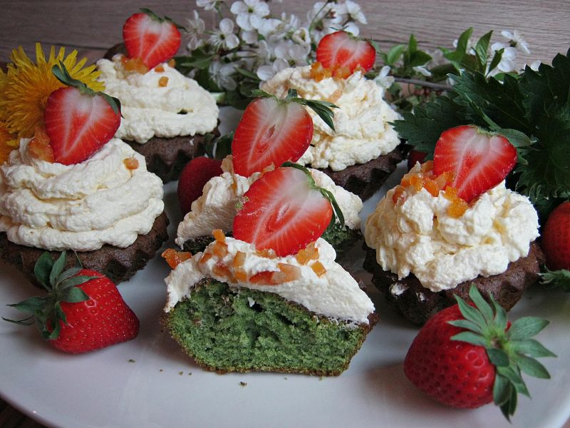 Babeczki z pokrzywą i kremem kokosowo-migdałowym 