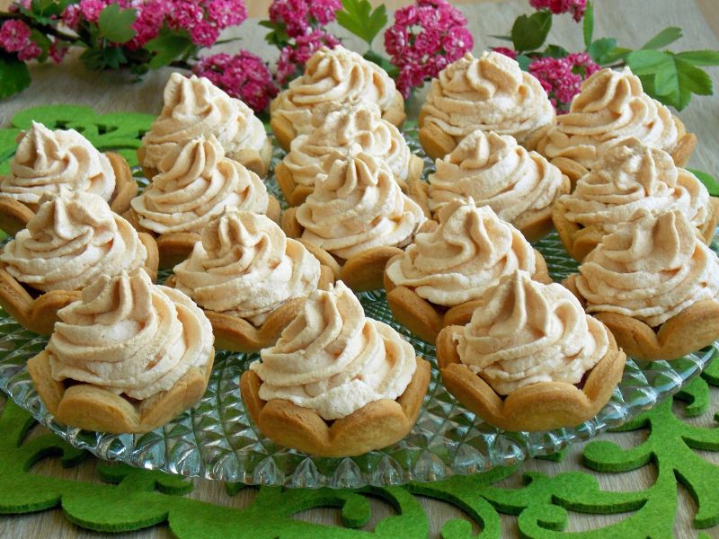 Babeczki z rabarbarem i bezą