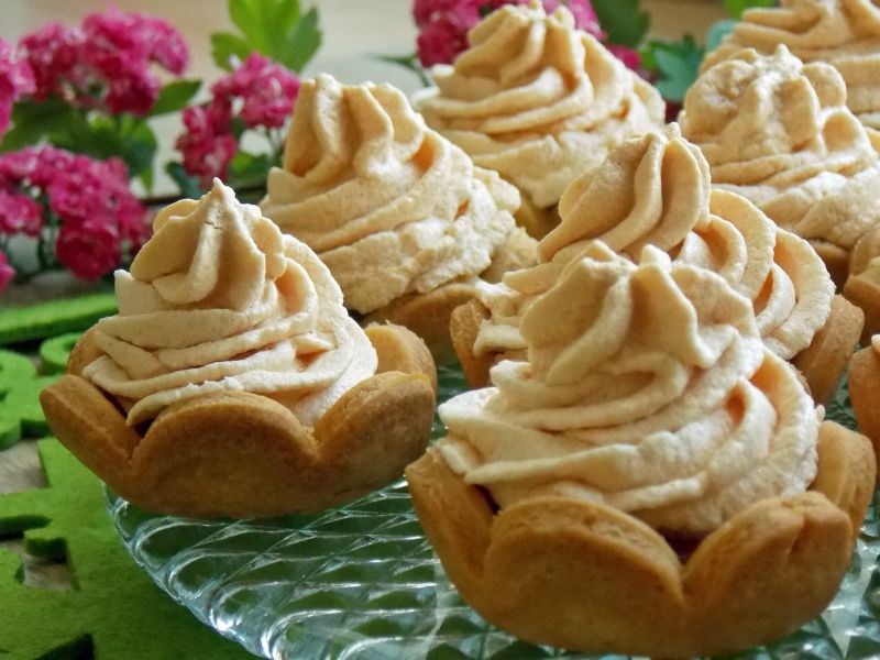 Babeczki z rabarbarem i bezą