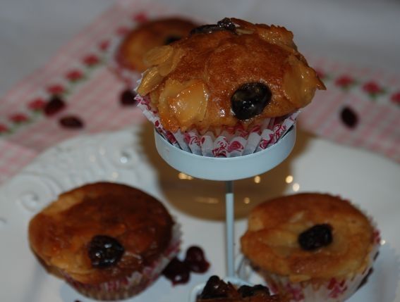 Babeczki z serem, żurawiną i migdałami