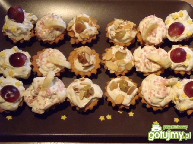 Babeczki z serkiem i owocami Babeczki z serkiem i owocami