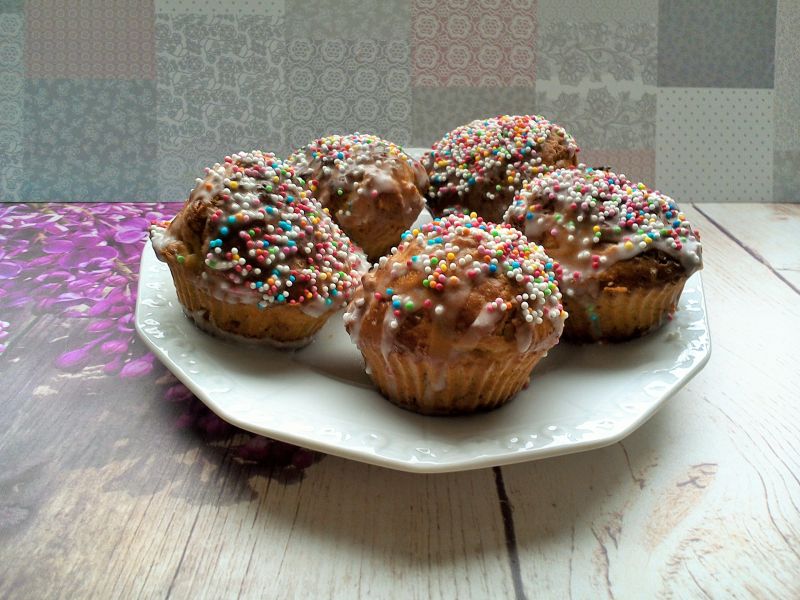 Babeczki z słonecznikiem i kolorową posypką 